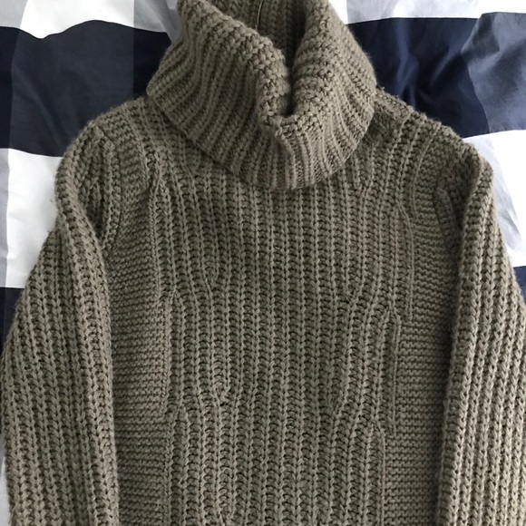 Banana Republic Mixed Stitch Turtleneck EUC - Picture 2 of 7